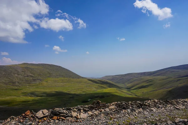 Yaz aylarında dağlar ve çim arazi alagöz peyzaj mount