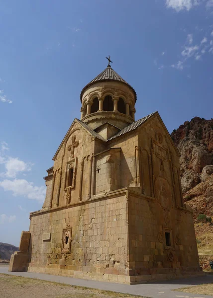 Mavi gökyüzü ile yaz aylarında Noravank Manastır Kilisesi yan görünüm