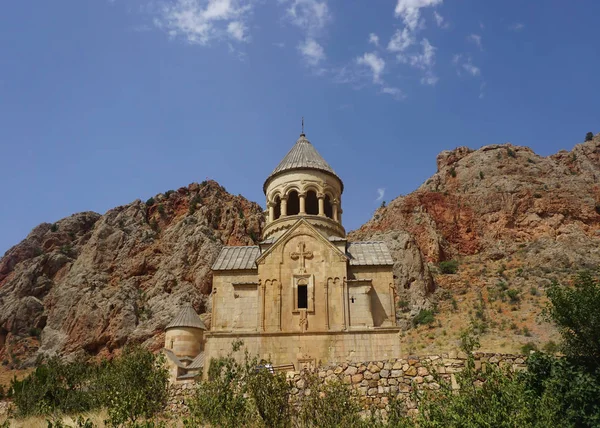 Mavi Gökyüzü Ile Yaz Görünümünde Noravank Manastır Kilisesi — Stok fotoğraf