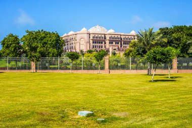 Abu Dhabi Emirates Sarayı kırpılmış yeşil otlar ve ağaçlar