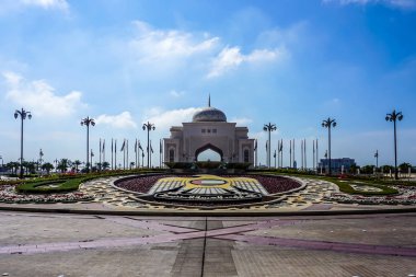 Abu Dabi Rawal Çeşme kondominiyum kat Oriental ile silah kapısı ve mavi gökyüzü arka plan kemerli