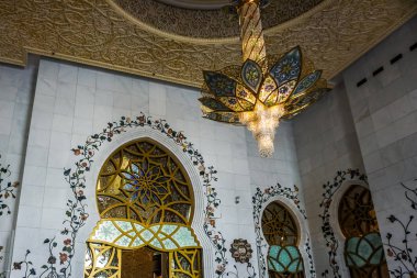 Abu Dabi Şeyh Zayed Büyük Camii dualar salon giriş avize