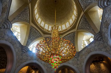 Pitoresk süslü kubbesi ile Abu Dabi Şeyh Zayed Bin cami namaz Hall avize