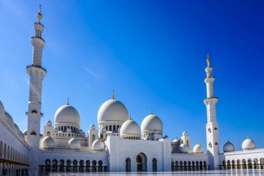Abu Dabi Şeyh Zayed Bin Cami Meydanı pitoresk mavi gökyüzü arka plan ile önden görünüm