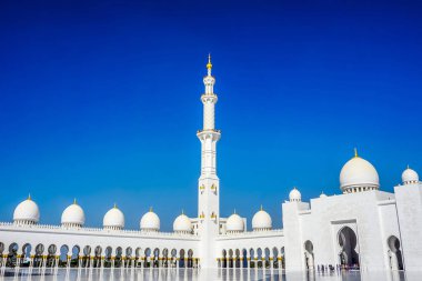 Abu Dabi Şeyh Zayed Bin Cami Meydanı Doğu görünümü ile pitoresk mavi gökyüzü arka plan
