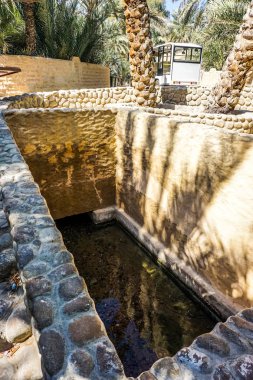 Al Ain Oasis havuzu antik sulama sistemi su kanalı için