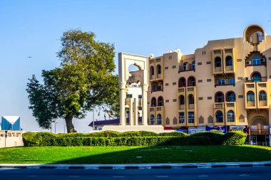 Dubai Al Fahidi Roundabout Oriental ile kapı ve pitoresk mavi gökyüzü arka plan kemerli