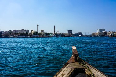 Dubai Creek ısmarlayarak yüzen tekne Souk Kabeer bölgesinin