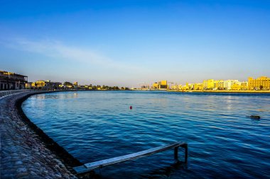 Dubai Heritage Koyu görünümü Creek ve Al Rigga bölgesinin arka plan