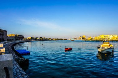 Arka plan, Dubai Heritage Koyu manzaralı dere, bağlantılı tekneler