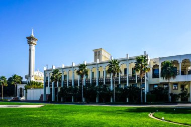 Dubai cetveller mahkeme görünüm Courtyard El Farooq camii minaresi, arka plan ile