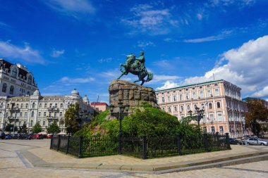 Kiev Bohdan Khmelnytsky'e anıt ısmarlayarak mavi gökyüzü arka plan ile