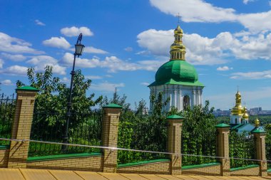 Kiev büyük Lavra eski Bahçe Lavra yeşil çatı kubbe ile