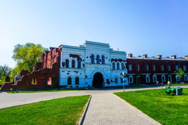 Brest Kalesi kahraman kompleksi çıkış kapısı beyaz bina mavi gökyüzü arka plan ile