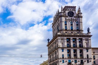 Gates Minsk sağ binanın mavi gökyüzü bulutlu arka plan