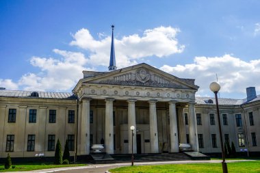 Mavi gökyüzü arka plan ile Grodno New Castle önden görünümü