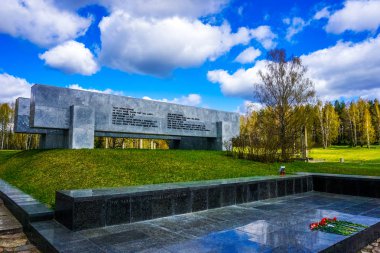 Bulutlar ve mavi gökyüzü arka plan ile Khatyn Memorial karmaşık Memorial gül