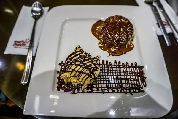 Choco Sorvete Saboroso Baunilha Bola Com Chocolate Escuro Molhado Uma — Fotografia de Stock