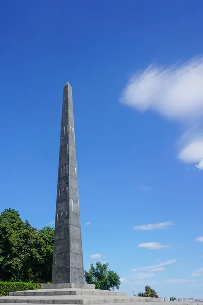 Kiev Monument Till Okänd Soldat Sommartid Med Blå Himmel Bakgrund — Stockfoto