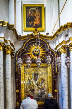 Minsk kutsal ruh katedral Theotokos Tanrı'nın simgesi önünde dua