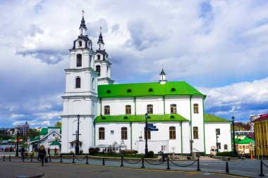 Minsk kutsal ruh katedral yan görünümü ile bulutlu arka plan