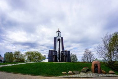 Minsk Adası çapraz Chapel rahibeler ve yağmurlu bulutlu arka plan ile gözyaşları anıt bakış