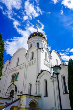 Minsk Saint Elisabeth Manastır Kilisesi yan görünümü ile pitoresk mavi gökyüzü arka plan