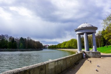 Minsk Svislach nehir manzaralı köşk kıyıya ve güvercinler ile