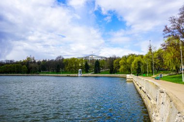 Minsk Svislach nehir Centralny Rajon bina arkasında Park Manzaralı