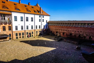 Mir Castle karmaşık blok kaldırım Courtyard pitoresk mavi gökyüzü ile
