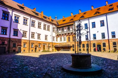 Mir kale karmaşık mavi gökyüzü arka plan ile döşeli avluda de