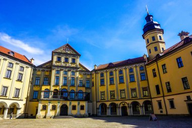 Nesvizh Castle Courtyard ön görünümü ile pitoresk mavi gökyüzü arka plan