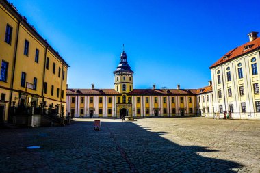 Nesvizh Castle Courtyard pitoresk mavi gökyüzü arka plan ile