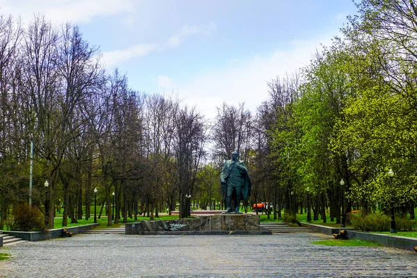 Minsk Gorky Park Monument Sur Une Place Entourée Arbres Avec — Photo