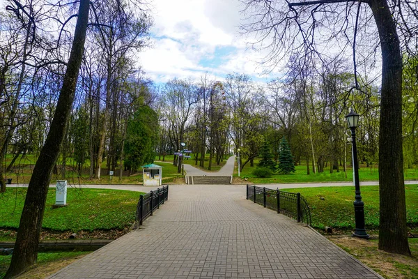 Μινσκ Πάρκο Γκόρκι Γέφυρα Φράχτη Δέντρα Και Χλόη Γραφική Θέα — Φωτογραφία Αρχείου