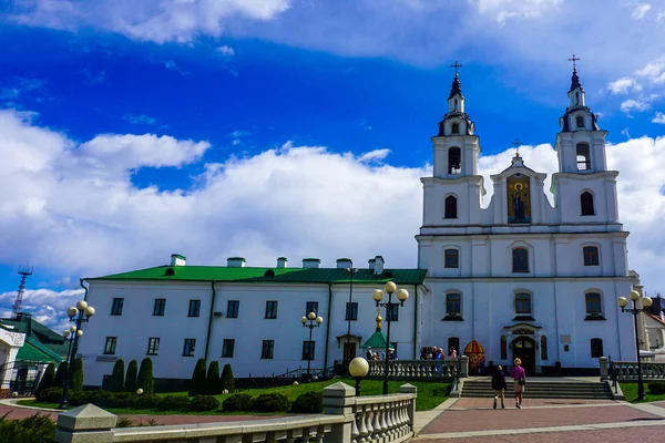 Minsk Heilig Geist Kathedrale Malerische Gemeinsame Frontalansicht Mit Blauem Himmel — Stockfoto