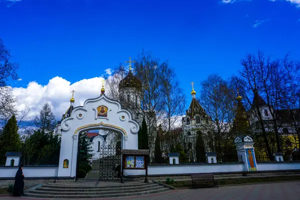 Мінськ Санкт Елізабет Монастир Їзні Ворота Фоном Мальовничих Синє Небо — стокове фото