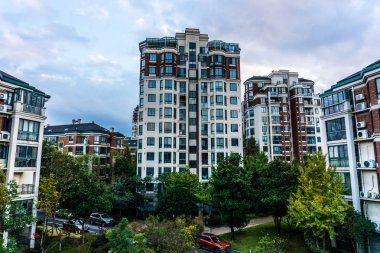 Wuhu Anhui Çin çoklu seviyeli apartmanın bulutlu yağmurlu gökyüzü arka plan ile