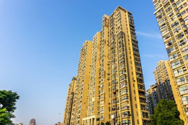 Wuhu Anhui Çin çoklu seviyeli Highrise apartmanın mavi gökyüzü arka plan