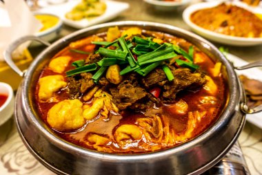 Geleneksel Çince kırmızı çorbası sebzeli biftek kızarmış