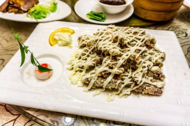 Çin derin kızarmış domuz pirzola beyaz bir plaka üzerinde