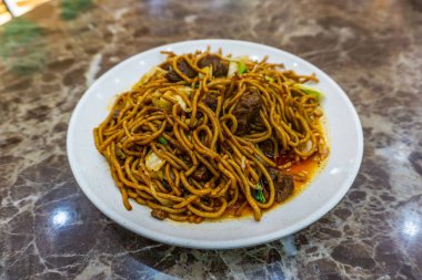 Soya sosu ve et parçalar ile Çin kızarmış erişte