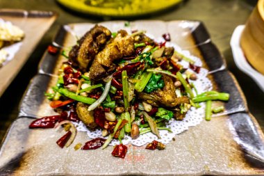 Bir tabakta sebze ile geleneksel ızgara Çin kuzu pirzola