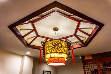 Geleneksel Çince süsler fener lamba tavan ışıkları ile harfler. Çeviri: 