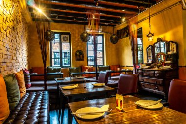 Şık rahat ortam Restoran hazırlanan çatal ve plakaları