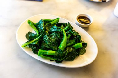 Kızarmış Yeşil Bok Choy beyaz tabak içinde bırakır.