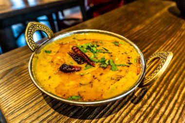 Bir tabloda bir demir kapta geleneksel Hint Dal mercimek çorbası