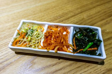 Kore yan yemekler ile fasulye filizi görmüş deniz ot ve dilimlenmiş turp