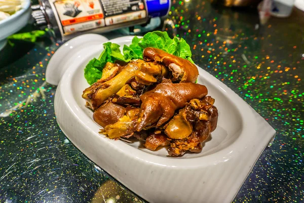 Nudillo Cerdo Frito Chino Con Ensalada Una Placa Blanca — Foto de Stock