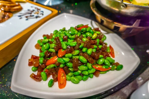 Chino Pequeño Plato Soja Salchicha Una Placa Triangular Blanca — Foto de Stock